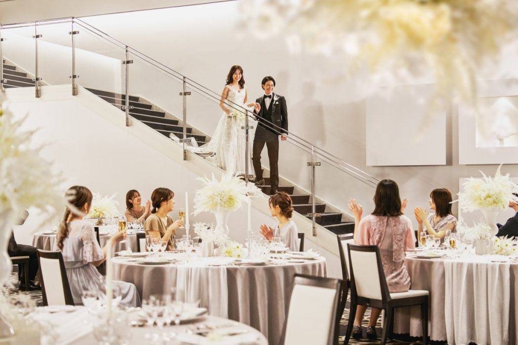 【大人数での結婚式を検討のお二人に！】<br />
オトクなプランが登場！”80名235万円”衣装・エンドロール・写真の3大特典も込で結婚式が叶う！！<br />
※お日にちや人数によって特典内容に変動がございます。